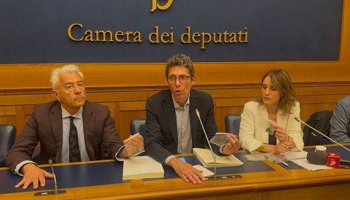 Dl sicurezza, Magi (+Eu) porta e cede cannabis alla Camera