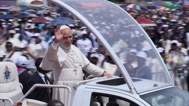Papa in Angola: “Non smettete di denunciare il flagello della guerra”