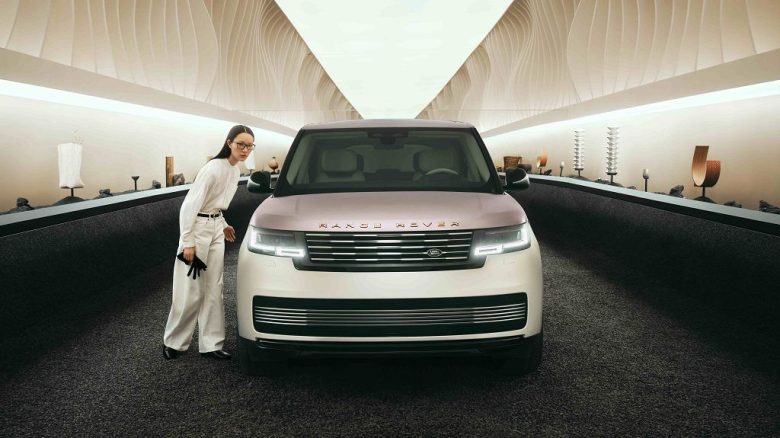 Range Rover alla Design Week “Traces” celebra il lusso su misura