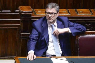 Giorgetti: governo sosterrà redditi delle famiglie e liquidità delle imprese