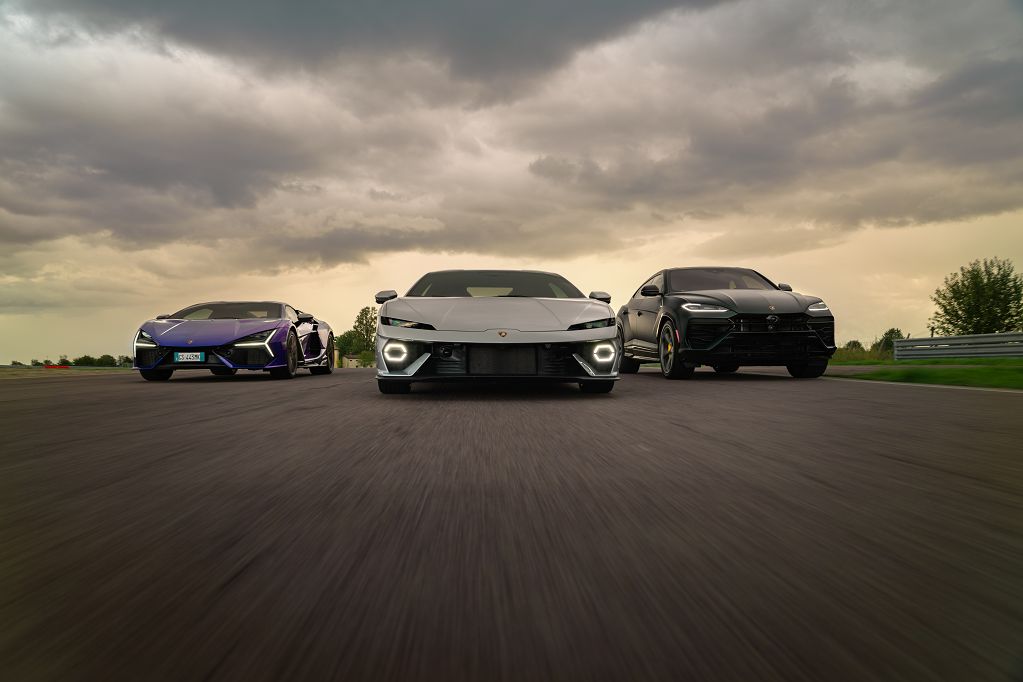 Lamborghini, Ceo: stop consegne e dealer chiusi in M.O. per guerra Iran Lamborghini, Ceo: stop consegne e dealer chiusi in M.O. per guerra Iran