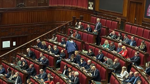 L’intreccio dl sicurezza e 25 Aprile infuoca la Camera tra canti e cartelli