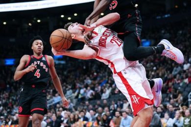 Playoff NBA: Houston resta viva, ok Pistons e Cavs