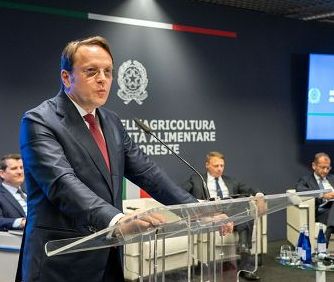 Varhelyi: standard alti Ue su sicurezza cibo e benessere animale