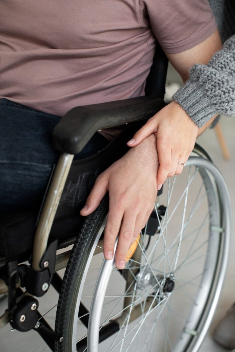 Orrore a Gioia Tauro: violenze su persone vulnerabili, “se lo accoltelli diventa virale”