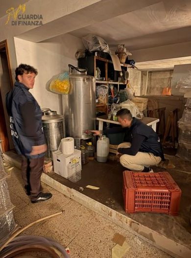 VIDEO – Cantina totalmente abusiva nell’Agrigentino: scatta la chiusura e il sequestro di 8.000 litri di vino