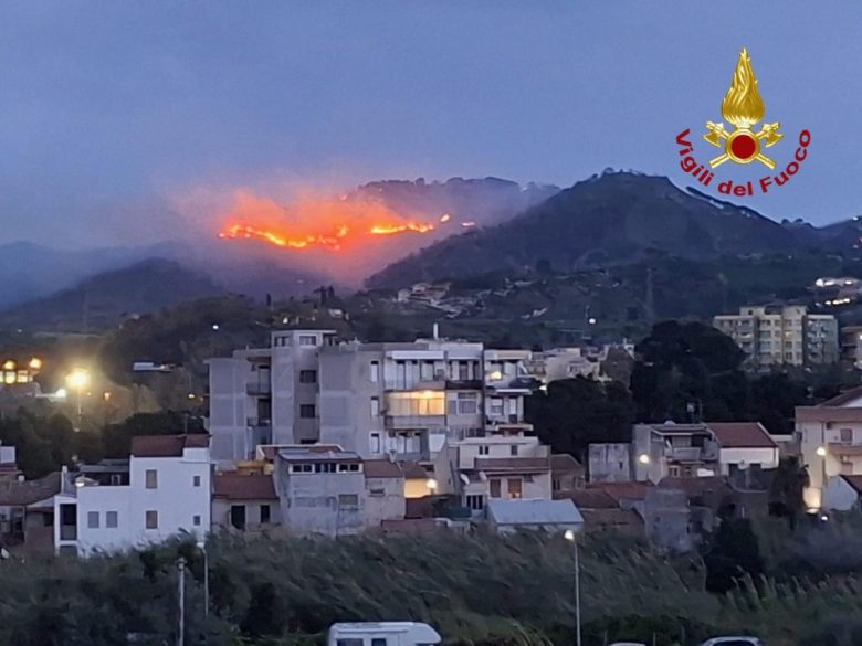 Forte vento e numerosi incendi nel Messinese: da Salice all’A20 e Milazzo, molti gli interventi dei Vigili del fuoco