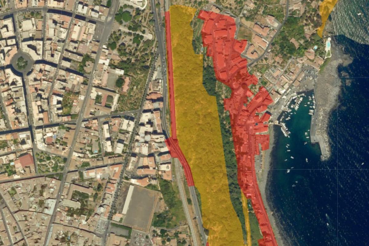 La Timpa di Acireale “perde pezzi”. L’esperto al QdS: “Rischi elevati e vegetazione distruttiva, ma negli anni la zona è stata messa in sicurezza”
