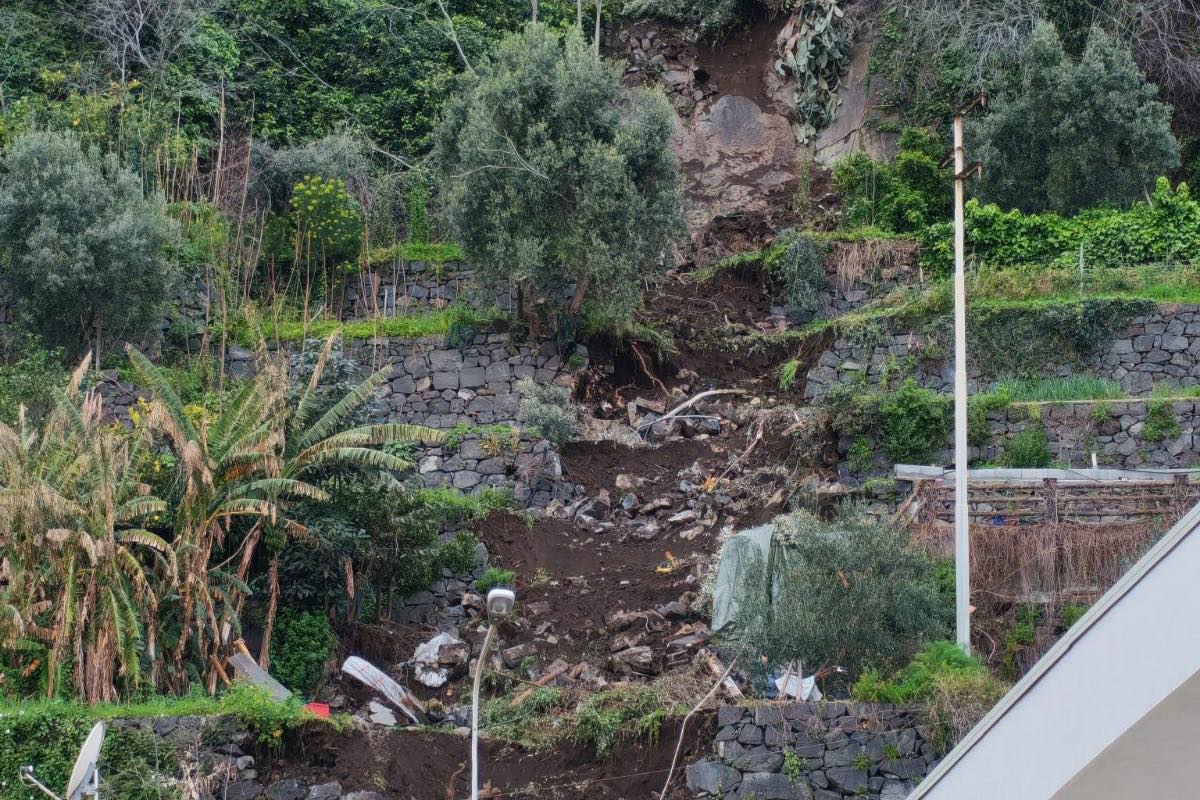 La Timpa di Acireale “perde pezzi”. L’esperto al QdS: “Rischi elevati e vegetazione distruttiva, ma negli anni la zona è stata messa in sicurezza”