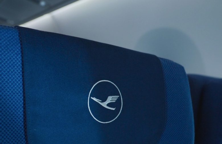 Lufthansa, cambia tutto: stop al bagaglio a mano gratuito sui voli di linea, le novità