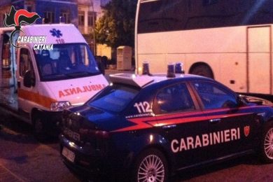 Attimi di follia nel Catanese, uomo aggredisce il 118 e i carabinieri dopo un incidente