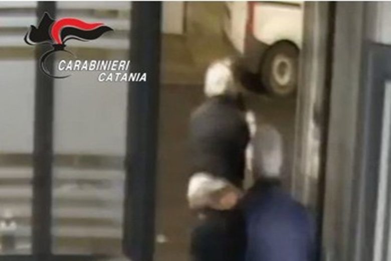 Brutale aggressione al culmine di una lite iniziata al bar: denuncia nel Catanese