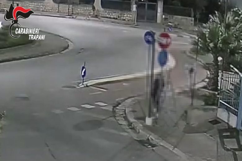 Il mistero dei cartelli sostituiti in giro per la città, scatta la denuncia ad Alcamo