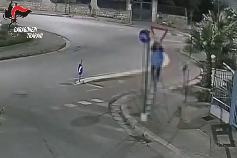 VIDEO | Sostituiva cartelli stradali in giro per la città, uomo “beccato” e filmato ad Alcamo