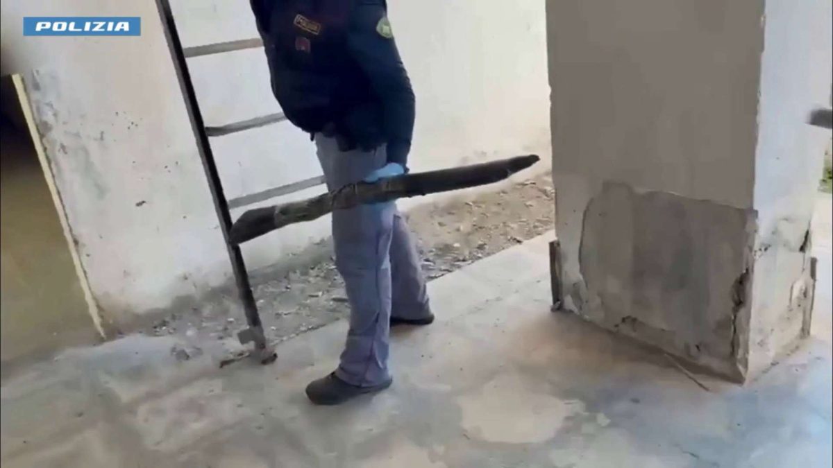 Blitz a Librino: trovati due fucili e 22 munizioni, scattano le indagini