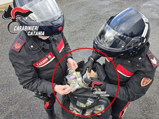 Folle fuga contromano per scappare dai carabinieri: 19enne arrestato con droga e contanti a Catania