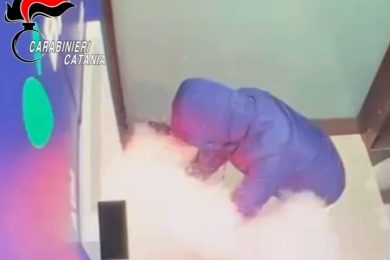 VIDEO | L’assalto al bancomat con la tecnica della “marmotta” e i materiali in garage: arresti nel Catanese