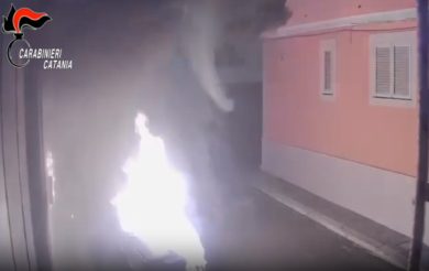 Bomba Molotov in pieno centro abitato, scattano due arresti nel Catanese: la ricostruzione