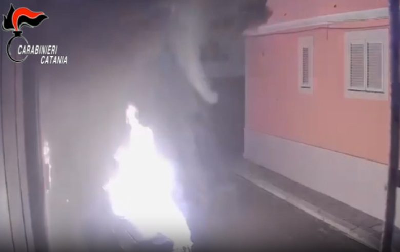 Bomba Molotov in pieno centro, scattano due arresti nel Catanese: la ricostruzione