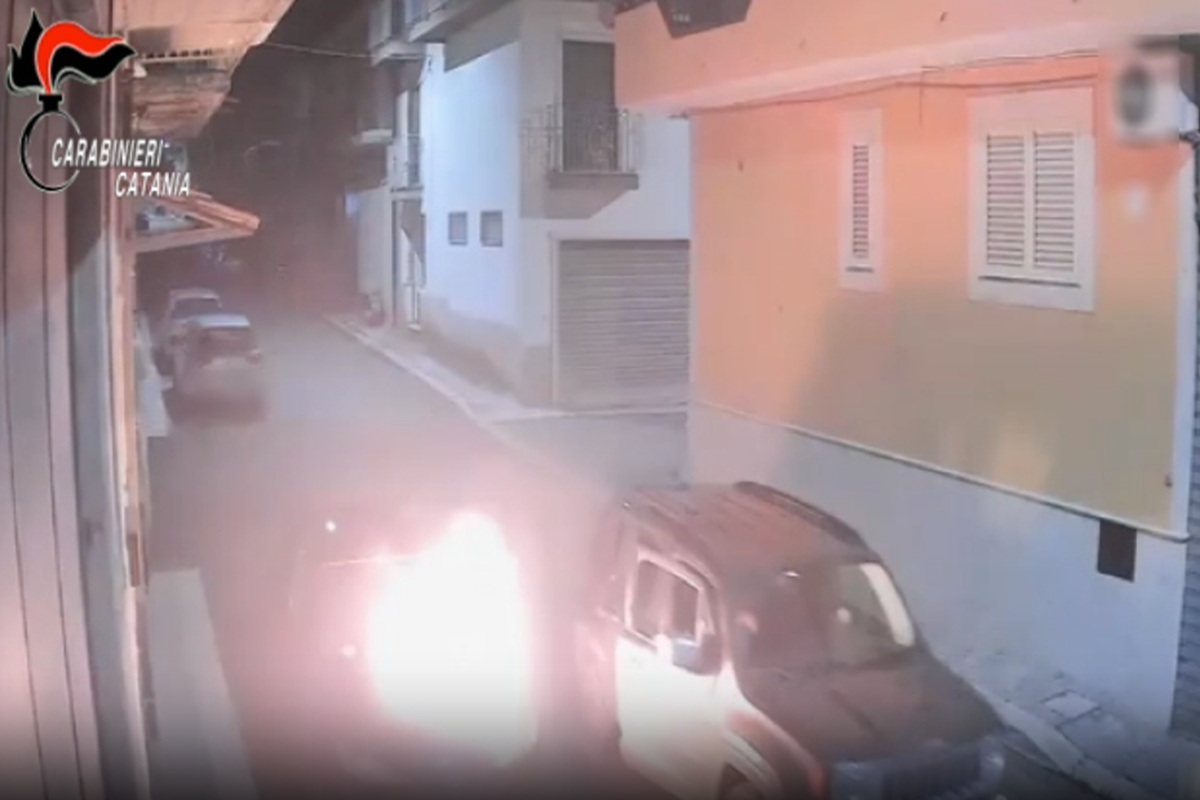 VIDEO | La bomba Molotov contro l’auto del rivale in amore, le fiamme e la fuga: le immagini da Palagonia