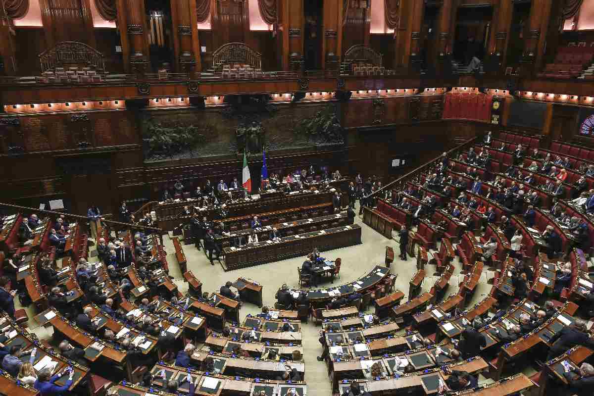 Approvato il decreto Sicurezza, ecco gli interventi della legge. E l’opposizione canta in aula Bella ciao