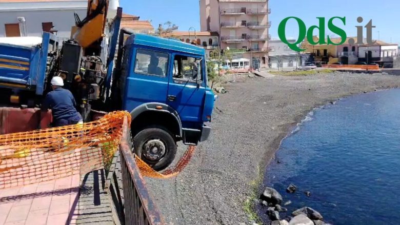 FOTO | Paura a Stazzo: camion sfonda ringhiera e resta sospeso tra la terra e il mare