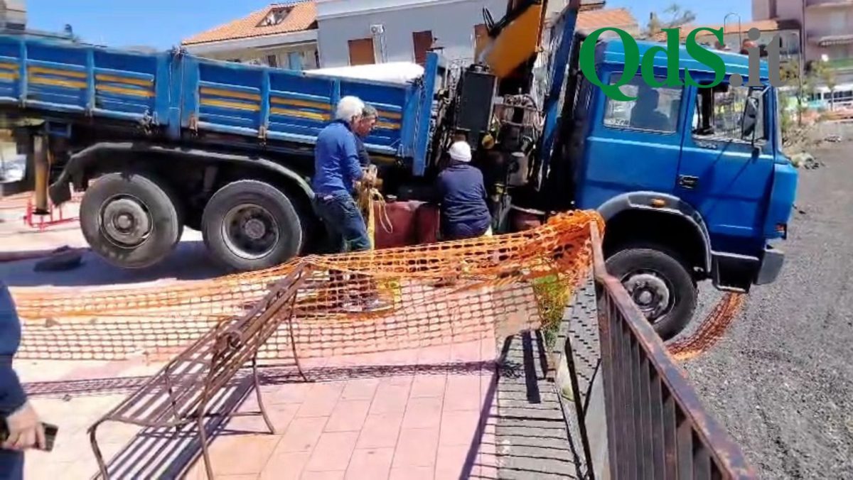 FOTO | Paura a Stazzo: camion sfonda ringhiera e resta sospeso tra la terra e il mare