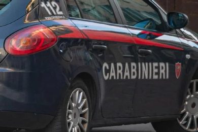 Ruba la carta di credito e compra cena, bevande e sigarette al locale: denunciata una trentenne