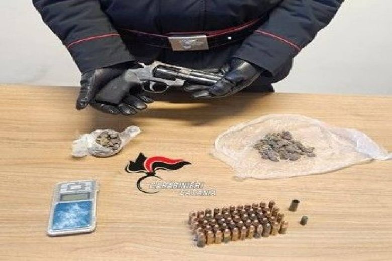 Già ai domiciliari e perquisito per droga aveva anche pistola e munizioni, arrestato nel Catanese