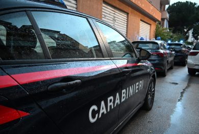 Palermo, blitz in un palazzo occupato: sequestrato un chilo di droga e oltre 50 denunce