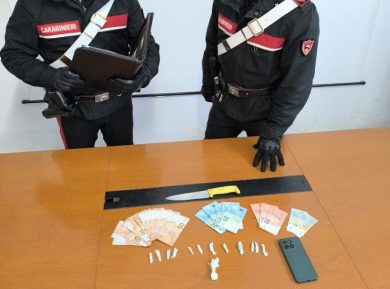 Aggrediscono carabinieri e tentano di gettare la droga nel water, arrestata coppia nel Palermitano