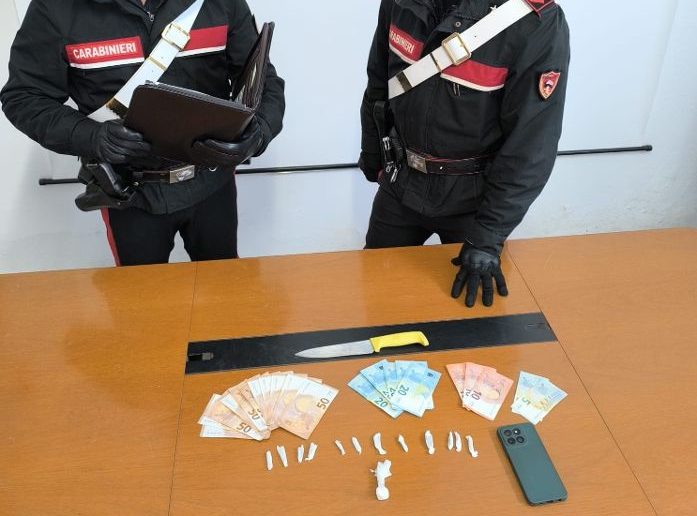 Aggrediscono carabinieri e tentano di gettare la droga nel water, arrestata coppia nel Palermitano