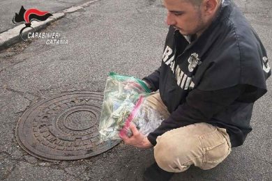 Catania, la droga nascosta addosso e in un tombino: giovane pusher arrestato