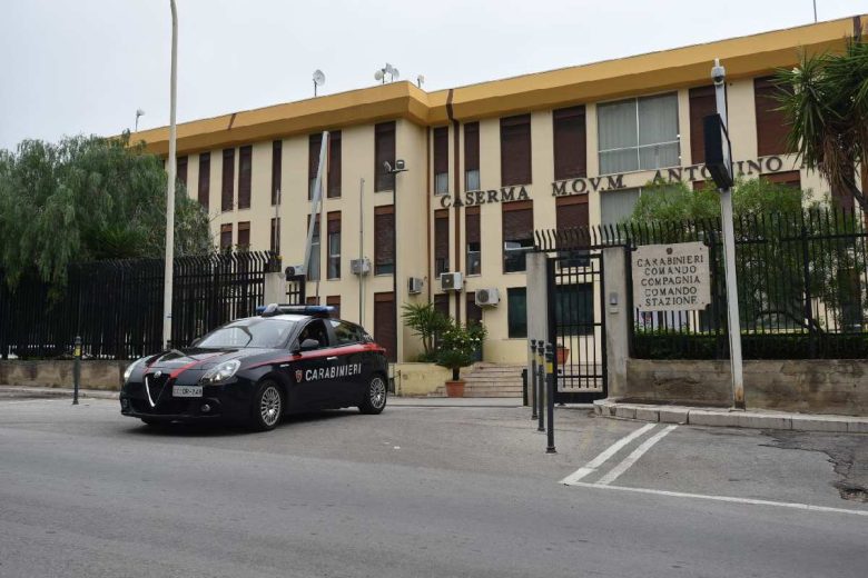 Ruba rame allo scalo ferroviario e blocca i treni, arrestato nel Palermitano