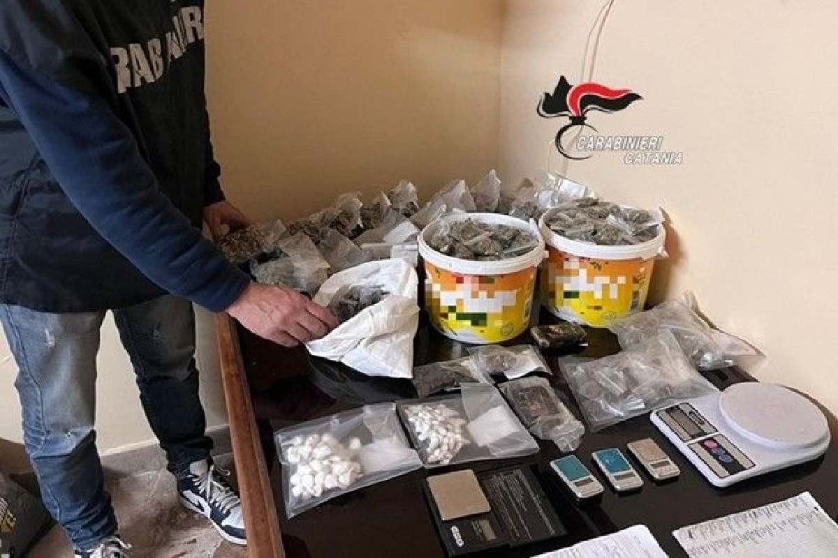 Catania, in casa con oltre tre chili di droga: arrestati due soci pusher