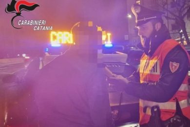 Si scontra contro tre auto in sosta nel Catanese, poi l’arrivo dei carabinieri: l’uomo era ubriaco, scatta la denuncia
