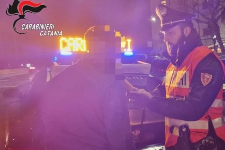 Si scontra contro tre auto in sosta nel Catanese, poi l’arrivo dei carabinieri: l’uomo era ubriaco, scatta la denuncia