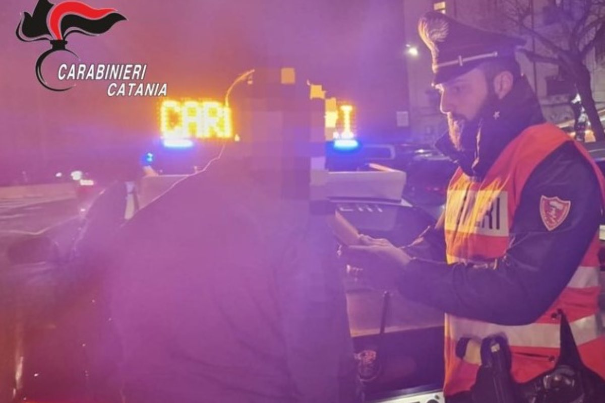 Si scontra contro tre auto in sosta nel Catanese, poi l’arrivo dei carabinieri: l’uomo era ubriaco, scatta la denuncia