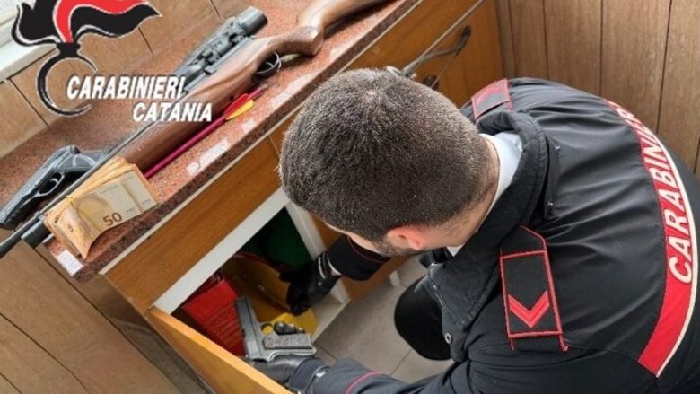 La casa della droga nel Catanese: cocaina in bagno, nascoste migliaia di euro. Arrestata 38enne, denunciato uomo