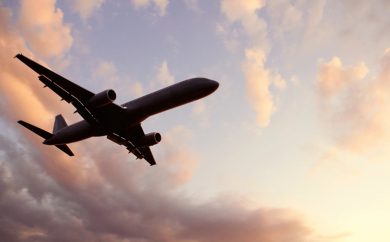 Gli aeroporti a rischio di “carenza sistematica di carburante”, l’allarme e il futuro legato alla riapertura di Hormuz