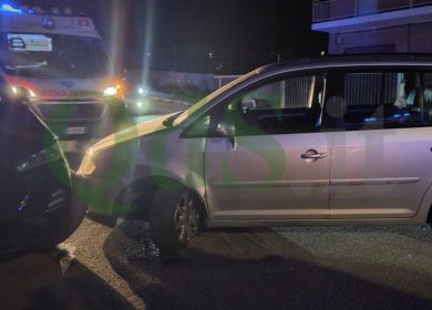 Frontale tra due auto, poi la carambola: pauroso incidente a San Leone