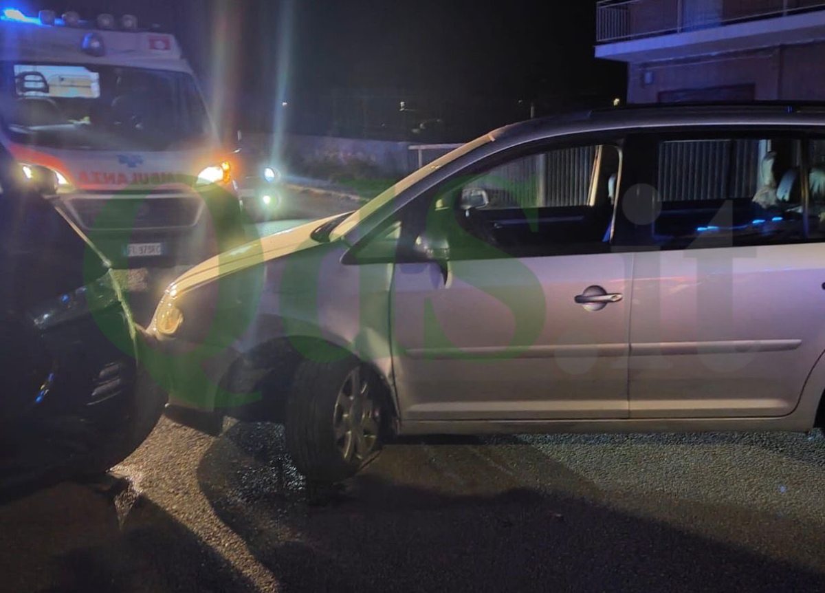 Frontale tra due auto, poi la carambola: pauroso incidente a San Leone