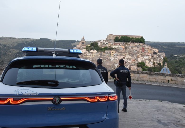 Poliziotti aggrediti a Ragusa da un giovane, aveva un coltello: denunciato