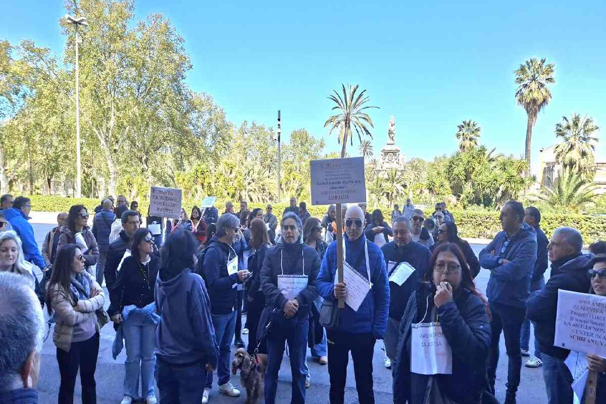 Nuova fumata nera, altro sit-in davanti all’Ars degli ex lavoratori Almaviva a Palermo