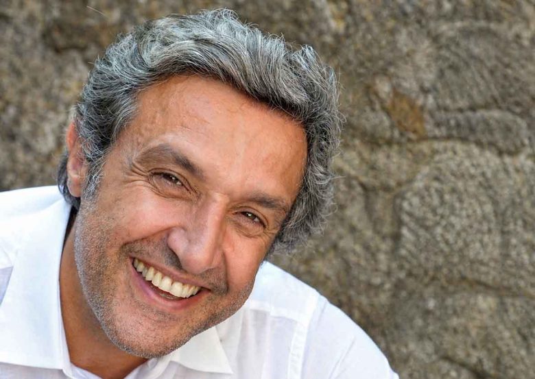 Il teatro come viaggio umano, Flavio Insinna torna in Sicilia con “Gente di facili costumi”