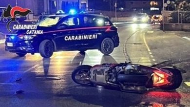 Scortano un furgone rubato, scappano dai carabinieri ma cadono dallo scooter: denunciati due minorenni