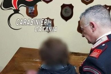 Minaccia e aggredisce la madre per avere dei soldi, arrestato giovane a Catania