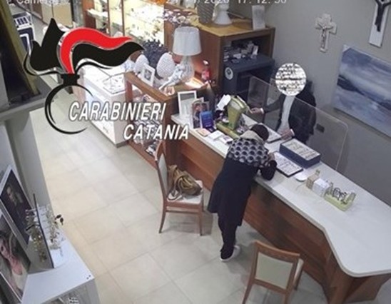 Specializzata in furti nelle gioiellerie, denunciata ladra seriale nel Catanese