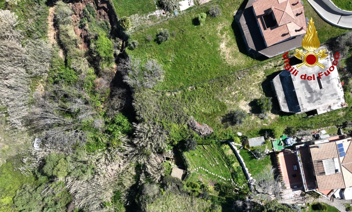 Strade e ferrovie deformate, sfollati ed emergenza: il disastro dopo la frana di Petacciato Strade e ferrovie deformate, sfollati ed emergenza: il disastro dopo la frana di Petacciato