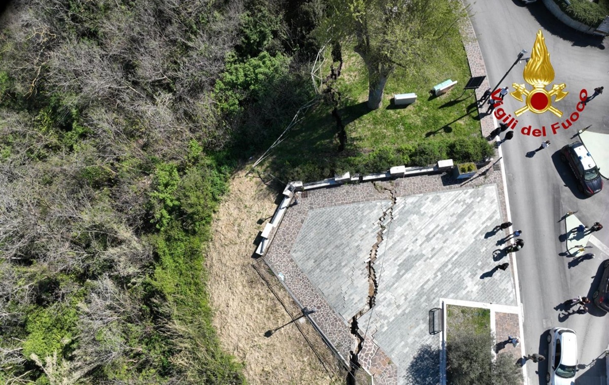 VIDEO | Il disastro di Petacciato dopo la frana ripreso dai vigili del fuoco